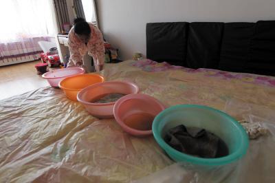 桐乡楼上漏水，住户失联，小区没物管，业主维权难！律师来支招……